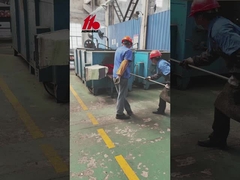 ما هي العملية وراء خلق الثقب المركزي في أنبوب التيتانيوم؟